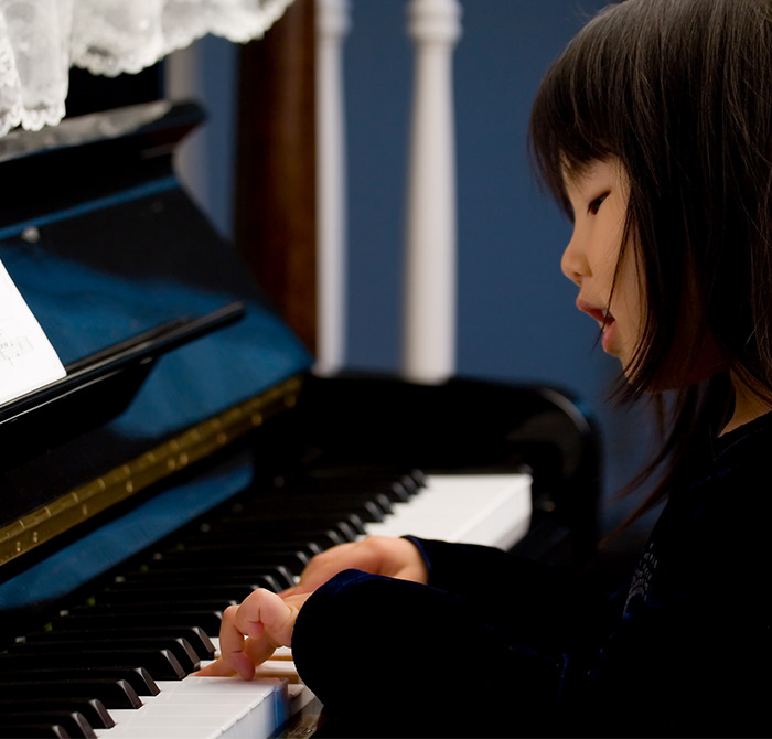girl signing and playing the piano