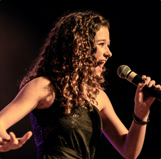 girl singing with the mic