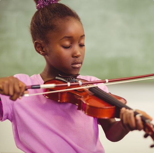 girl playing violin with eyes closed