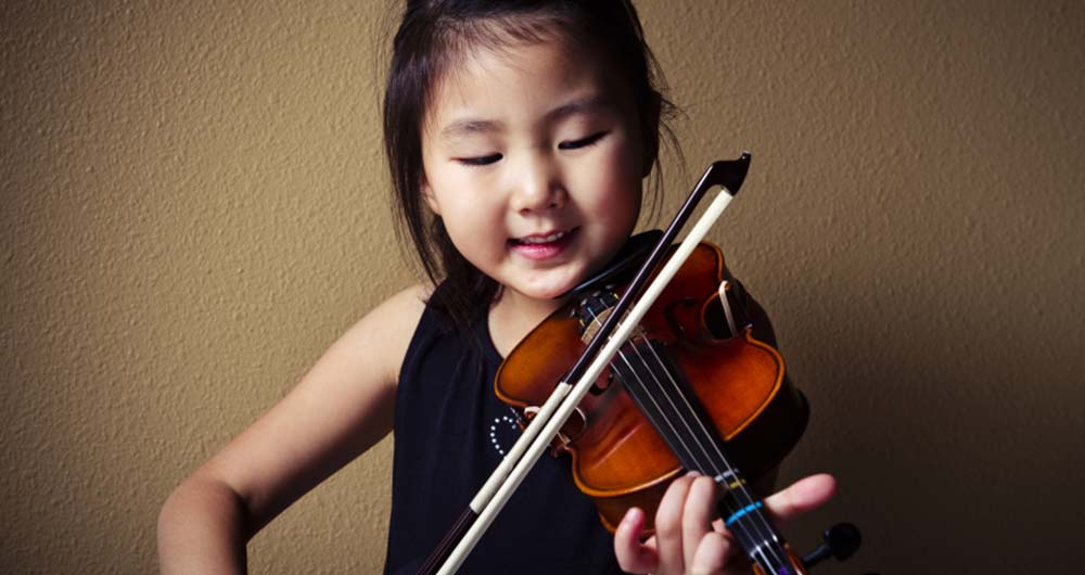 young girl playing violin