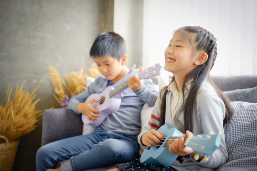 kids learning the Ukulele